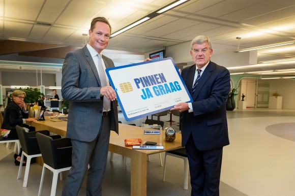 Burgemeester Amstelveen levert contanten in