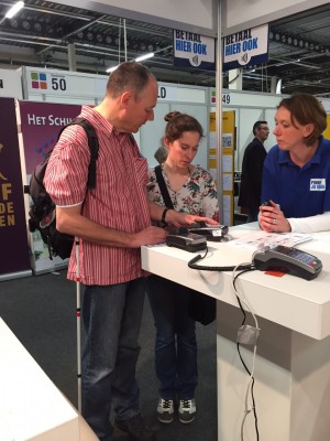 Oefenen-met-contactloos-betalen-op-de-ZieZo-beurs
