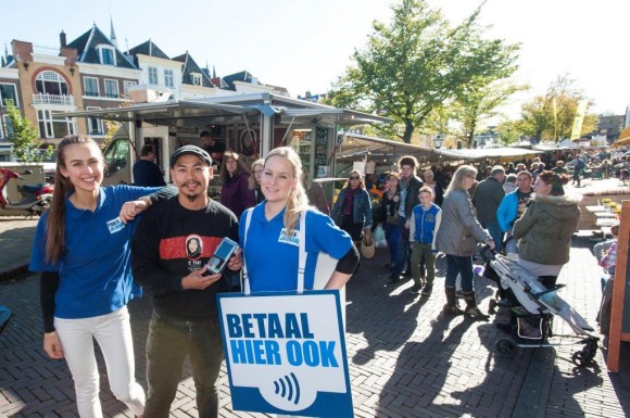 Uitreiking van de 100000ste betaalautomaat aan een ondernemer op de Leidsemarkt. voor Stichting Bevorderen Efficiënt Betalen