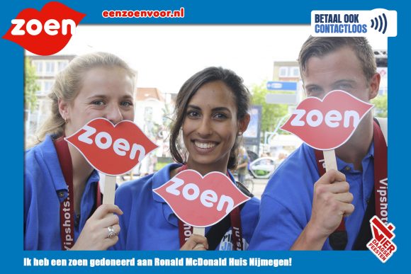 Op de foto bij zoen voor een ziek kind