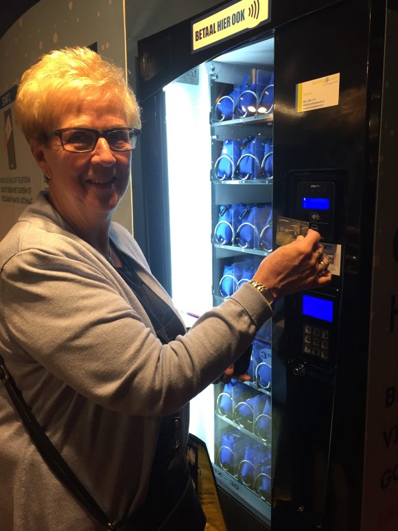 Mw. Den Haan betaalt contactloos bij de tasjesautomaat op het Margriet Winter Festival