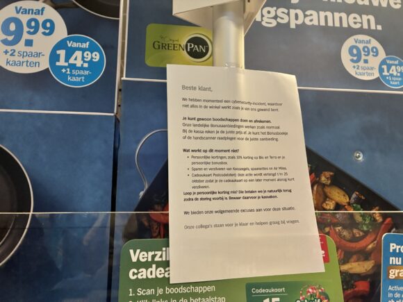 Briefje van supermarkt dat er een cyberprobleem is maar dat je je boodschappen wel kunt betalen.